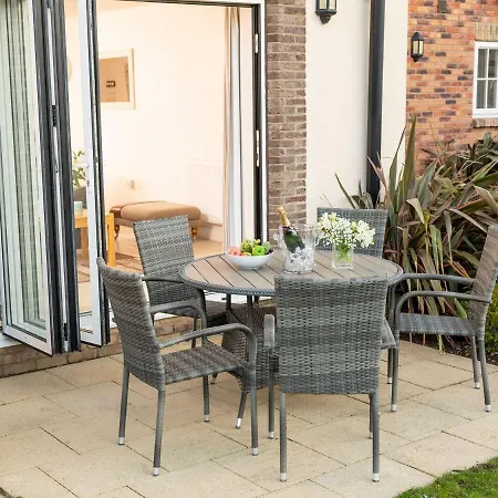 A Wave From It - Part Of The The Bay Village With Pool, Gym And Direct Access, Pub, Restaurant, Tennis And Meadows Walks * Filey