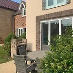 A Wave From It - Part Of The The Bay Village With Pool, Gym And Direct Access, Pub, Restaurant, Tennis And Meadows Walks