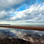 Dom wakacyjny A Wave From It - Part Of The The Bay Village With Pool, Gym And Direct Access, Pub, Restaurant, Tennis And Meadows Walks