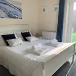 A Wave From It - Part Of The The Bay Village With Pool, Gym And Direct Access, Pub, Restaurant, Tennis And Meadows Walks * Filey