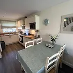 A Wave From It - Part Of The The Bay Village With Pool, Gym And Direct Access, Pub, Restaurant, Tennis And Meadows Walks * Filey