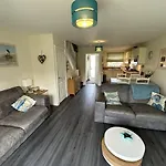 A Wave From It - Part Of The The Bay Village With Pool, Gym And Direct Access, Pub, Restaurant, Tennis And Meadows Walks * Filey