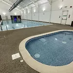Dom wakacyjny A Wave From It - Part Of The The Bay Village With Pool, Gym And Direct Access, Pub, Restaurant, Tennis And Meadows Walks Filey