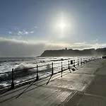 A Wave From It - Part Of The The Bay Village With Pool, Gym And Direct Access, Pub, Restaurant, Tennis And Meadows Walks * Filey