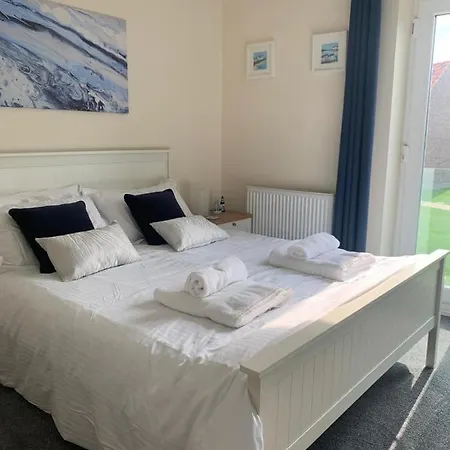 A Wave From It - Part Of The The Bay Village With Pool, Gym And Direct Access, Pub, Restaurant, Tennis And Meadows Walks * Filey