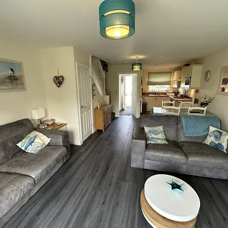A Wave From It - Part Of The The Bay Village With Pool, Gym And Direct Access, Pub, Restaurant, Tennis And Meadows Walks * Filey